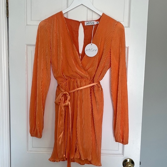 Petal + Pup Orange Pleated Romper 🧡 - Picture 4 of 7